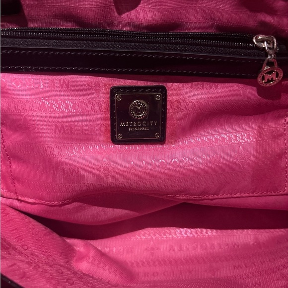 MetroCity Black Tote - Picture 5 of 9